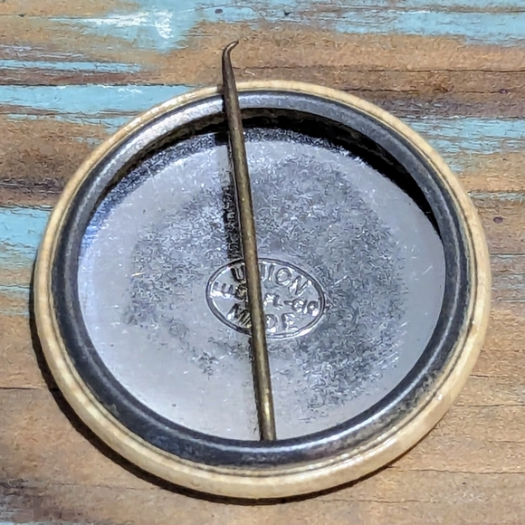 Vintage 5 Piece Bundle of Pins and Lark Cigarettes Tac - Picture 4 of 12